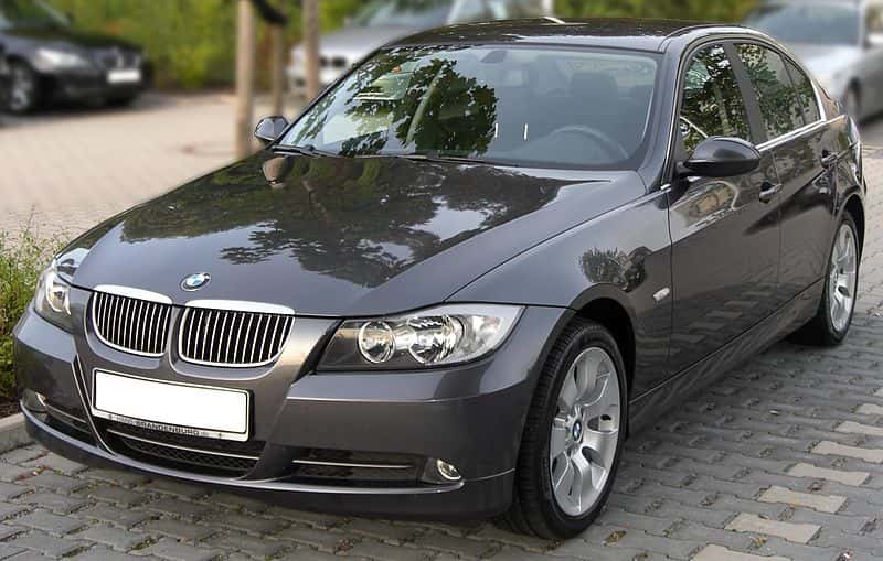800px-BMW_325i_front