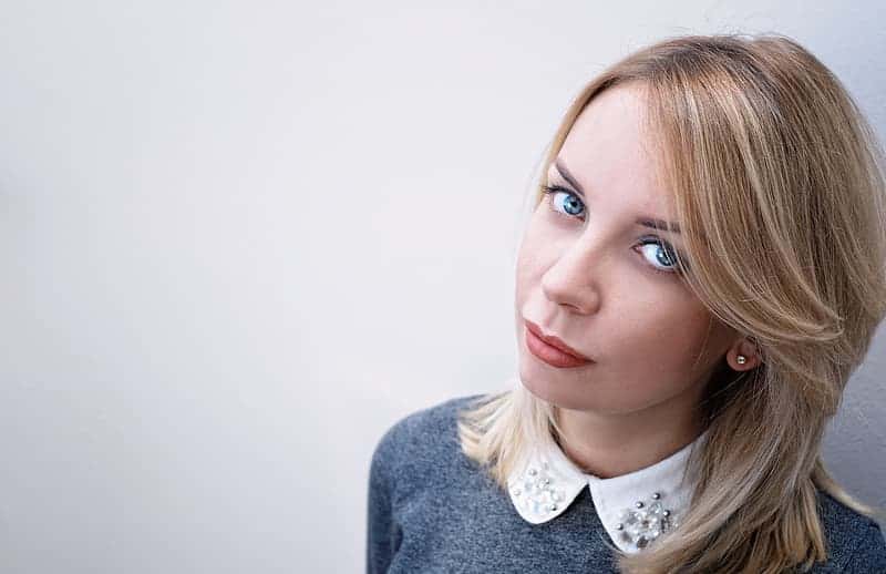 blonde-haired-woman-wearing-gray-space-dye-and-white-collared-shirt