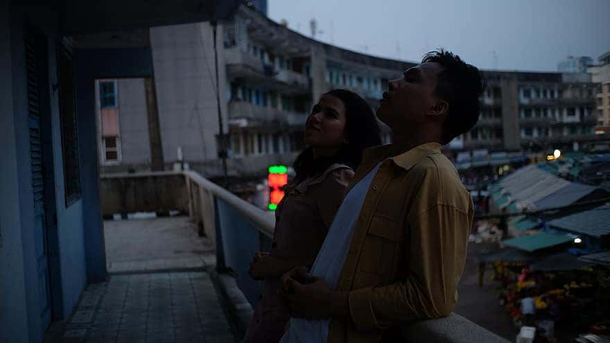 couple-love-em-va-anh-weak-people-young-ball-two-laugh