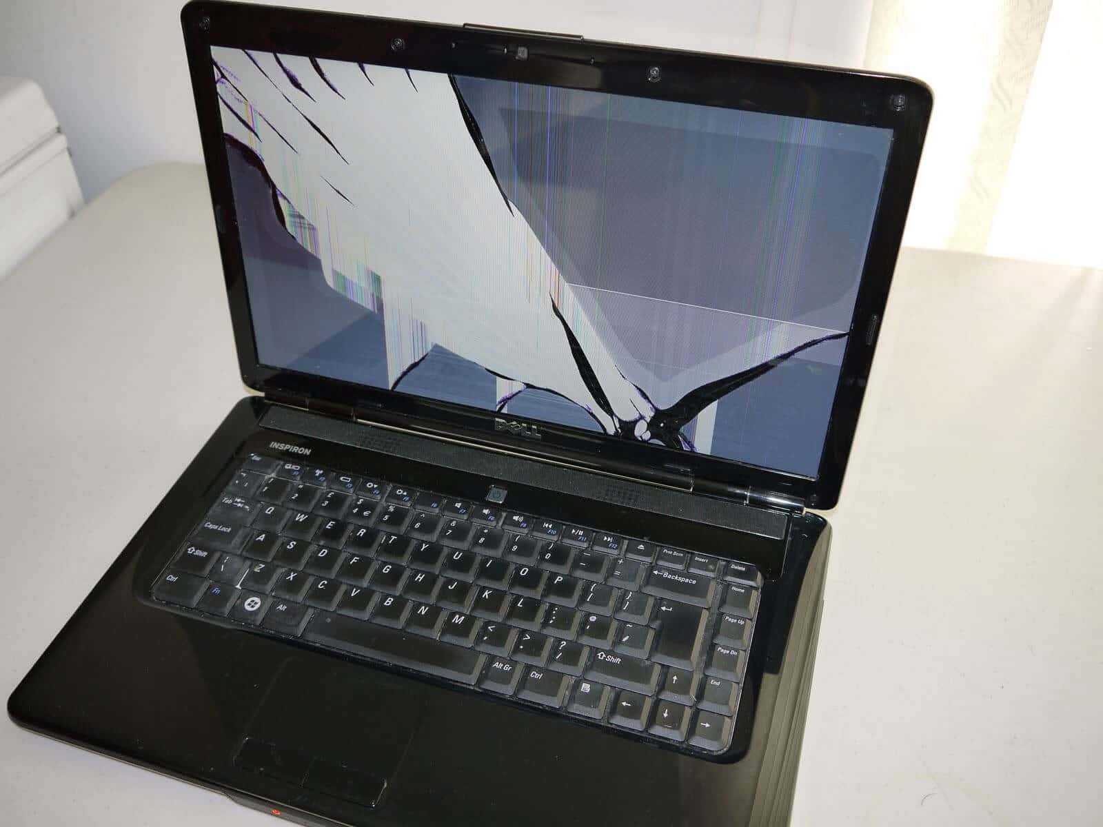 Ноутбук делл экран. Разбитый ноутбук Делл. Разбитый ноутбук dell Latitude. Сломанный ноутбук. Сломанный дисплей ноутбука.